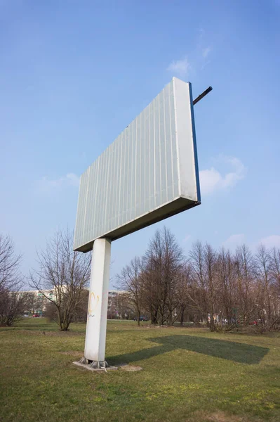晴れた日に公園の看板の垂直ショット — ストック写真