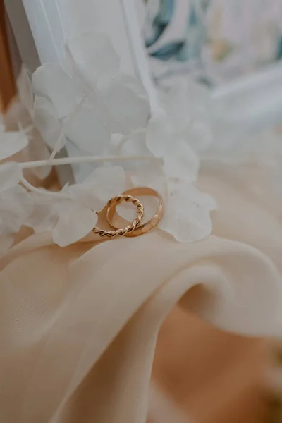 Een Verticaal Close Shot Van Gouden Trouwringen Een Decoratieve Bruidstafel — Stockfoto