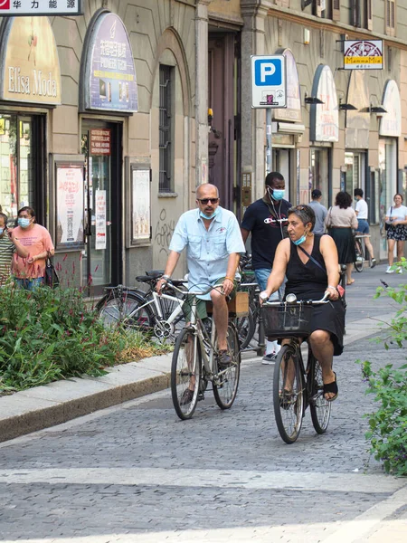 Milano Italien Aug 2021 Vertikal Bild Människor Som Cyklar Gatorna — Stockfoto