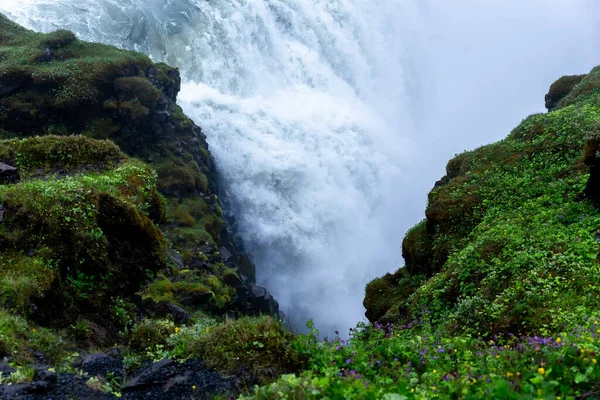 Прекрасный Вид Водопады Gullfoss Среди Зеленых Невероятной Природы Исландии — стоковое фото