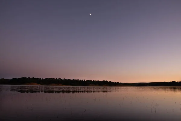 Een Prachtig Uitzicht Een Vredig Meer Bij Zonsondergang — Stockfoto