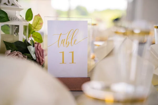 Een Bruiloft Tafel Versierd Met Bloemen — Stockfoto