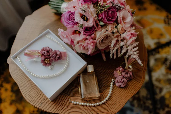 Een Close Shot Bloemen Sieraden Parfum Voor Huwelijksceremonie — Stockfoto