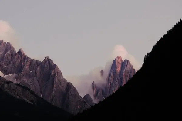 Krásný Výhled Skalnaté Hory Pokryté Mlhou Pod Jasnou Oblohou — Stock fotografie