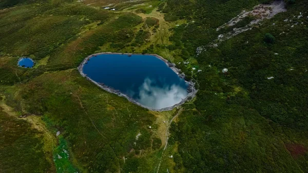 Une Vue Aérienne Petit Lac Bleu Près Forêt Par Une — Photo
