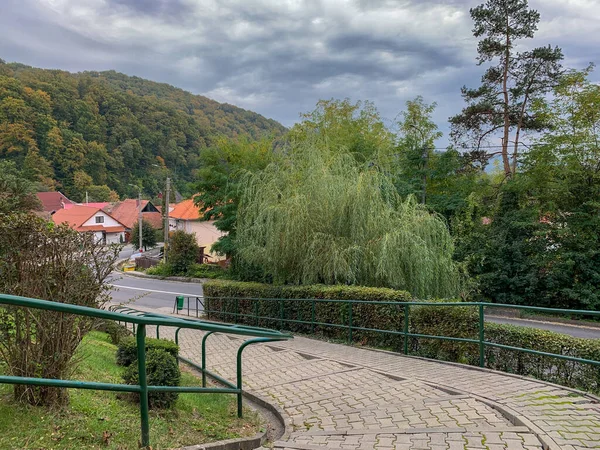 Ein Malerischer Blick Auf Eine Straße Umgeben Von Häusern Und — Stockfoto