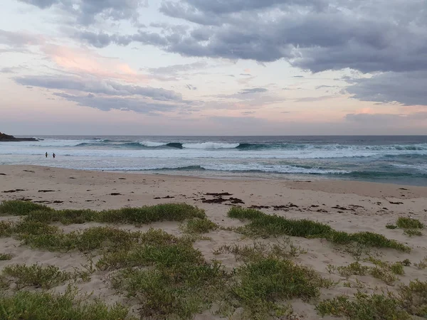 Una Hermosa Toma Las Grandes Olas Playa Contra Clima Sombrío — Foto de Stock