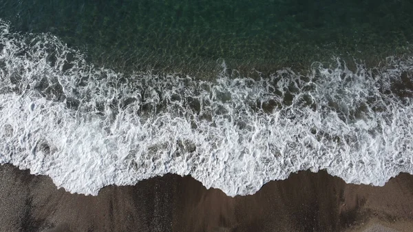 Tiro Aéreo Ondas Salpicando Costa Arenosa — Fotografia de Stock