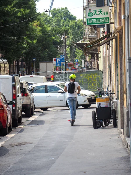 Milano Itálie 2021 Svislý Záběr Osoby Skútru Ulicích Milána Itálie — Stock fotografie