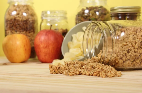 Burk Ekologisk Honung Med Granola Torkad Ananas Och Äpplen Ett — Stockfoto