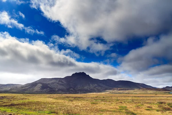 Krásný Výhled Hory Žlutou Loukou Modrou Oblohou Pozadí Islandu — Stock fotografie