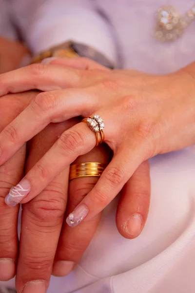 Close Casal Mãos Dadas Com Anéis Casamento Seus Dedos — Fotografia de Stock