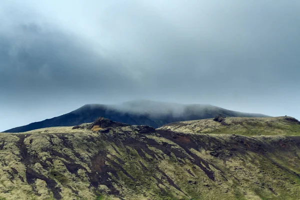 Чудовий Краєвид Гори Лугом Синім Небом Ісландії — стокове фото