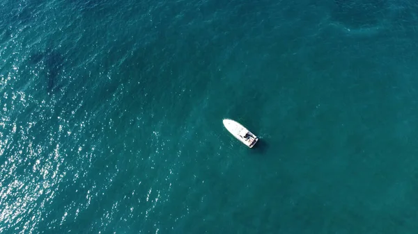 Een Antenne Shot Van Boot Turquoise Water — Stockfoto