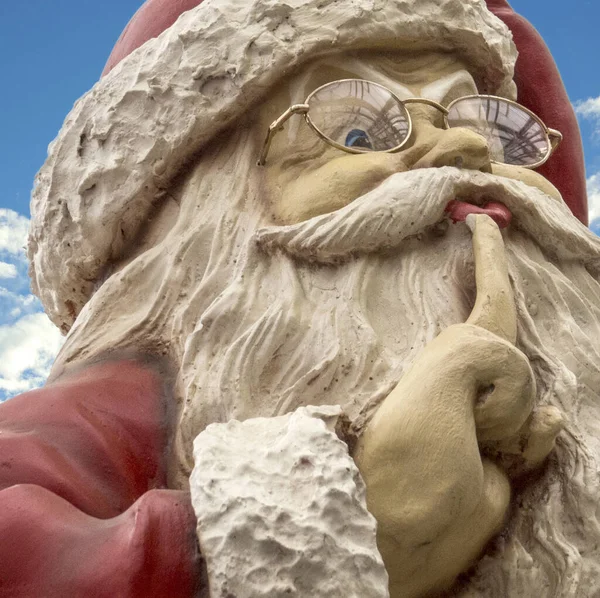ภาพใกล ดของประต มากรรมซานตาคลอสท วบนปาก — ภาพถ่ายสต็อก