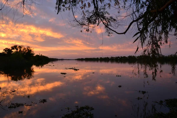 Una Vista Panorámica Lago Tranquilo Con Reflejo Del Cielo Del — Foto de Stock