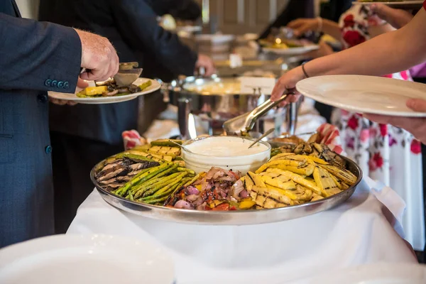 Primer Plano Las Manos Gente Tomando Comida Boda Marietta Country — Foto de Stock