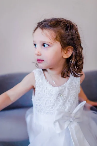 Een Schattige Blanke Jongen Met Blauwe Ogen Dragen Van Een — Stockfoto