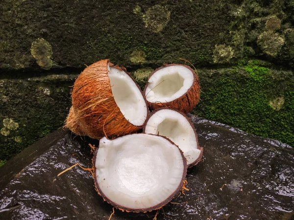 Frische Halbe Gebrochene Kokosnüsse Mit Wasser Planschen Auf Einem Stein — Stockfoto