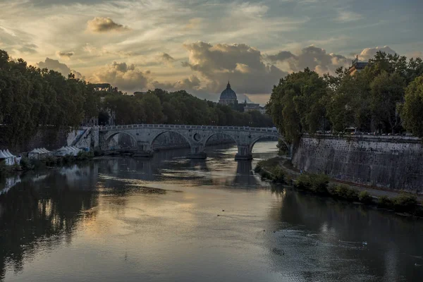イタリアローマの太陽の下 ティバー川にかかる聖アンジェロ橋 — ストック写真