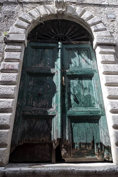 Tiro Vertical Uma Velha Porta Madeira Quebrada Edifício Sob Luz — Fotografia de Stock