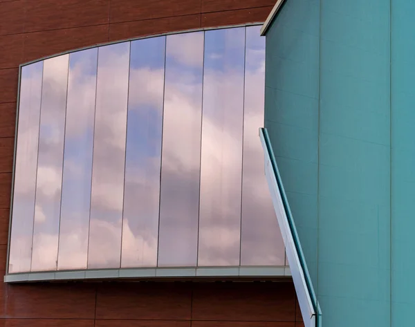 Panneau Façade Miroir Reflétant Ciel Nuageux — Photo