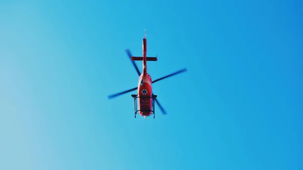 Låg Vinkel Helikopter Som Flyger Klarblå Himmel — Stockfoto