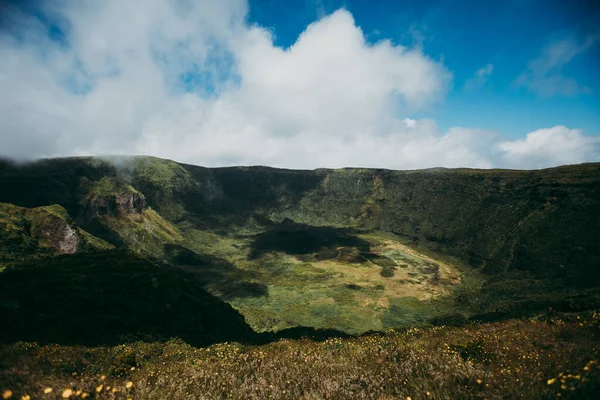 Eine Hochauflösende Aufnahme Einer Bergigen Landschaft Mit Einem Tal Und — Stockfoto