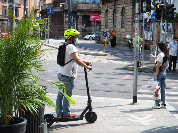 Milano Italia 2021 Disparo Hombre Una Scooter Aire Libre Chinatown —  Fotos de Stock