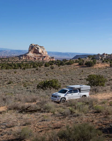 Libro Blanco Estados Unidos 2021 Camión Blanco Con Una Caravana —  Fotos de Stock