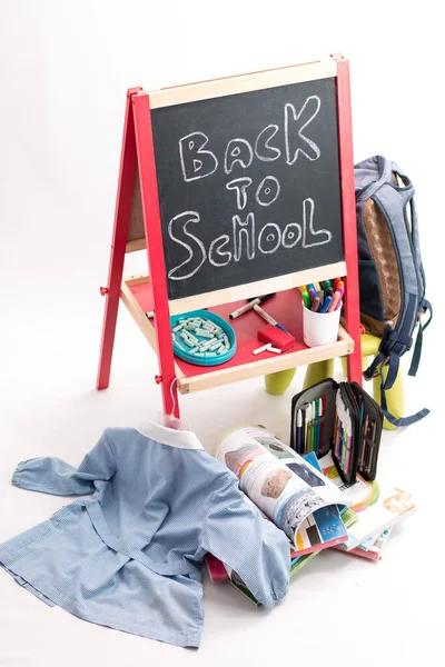 Een Terug Naar School Achtergrond Schoolbord Rugzak Schoolspullen Geïsoleerd Witte — Stockfoto