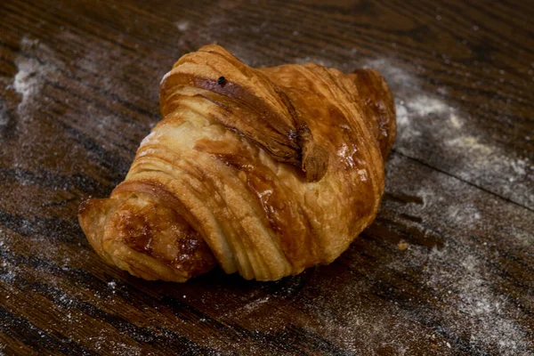 Großaufnahme Eines Frischen Croissants Auf Dem Tisch Der Küche — Stockfoto
