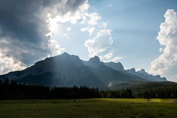 多云的天空映衬着美丽的山景 加拿大坎莫尔采石场湖公园 — 图库照片
