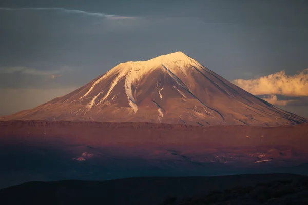 Una Montaña Volcánica Con Nieve Cima Patagonia Argentina — Foto de Stock