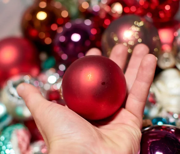 Primer Plano Una Persona Sosteniendo Adorno Árbol Navidad Rojo Con —  Fotos de Stock