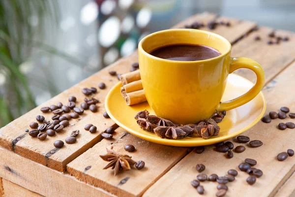 Primer Plano Una Taza Café Fresco Platillo Sobre Una Mesa — Foto de Stock