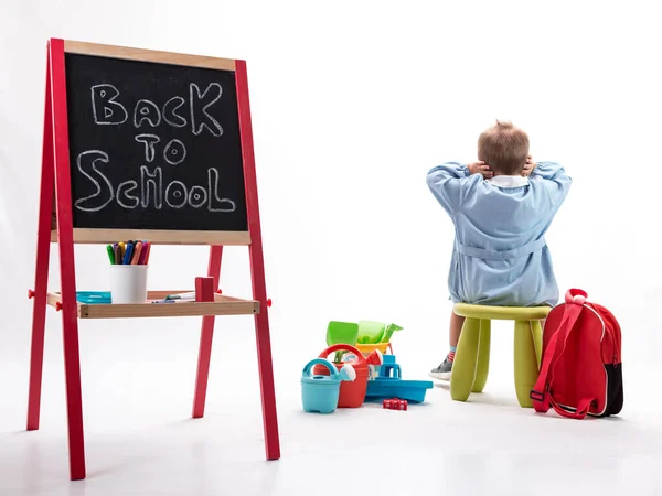 Een Terug Naar School Achtergrond Een Kleine Jongen Zit Een — Stockfoto