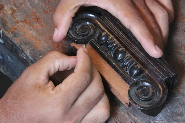 Hispanic Male Restoring Some Vintage Furniture Cuba — Stock Photo, Image