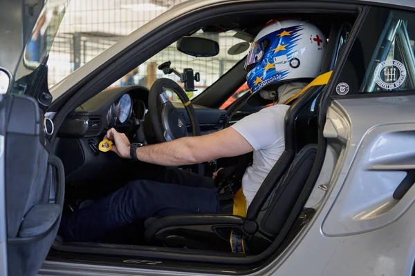 Madrid Espanha Apr 2021 Motorista Com Capacete Iniciando Porsche Gt2 — Fotografia de Stock