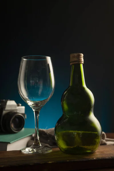 Copa Vino Botella Cámara Analógica Sobre Mesa — Foto de Stock