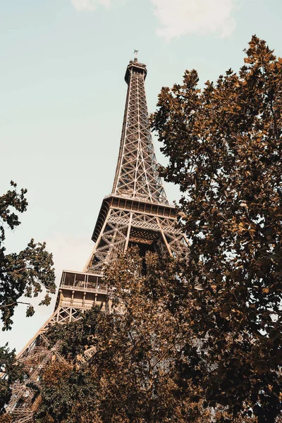 Paris France Aug 2021 Vertical Low Angle Shot Eiffel Tower — Stock Photo, Image
