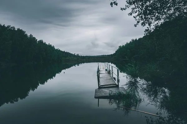 Une Vue Panoramique Lac Calme Avec Reflet Ciel Des Arbres — Photo