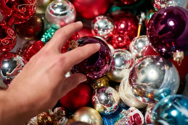 Detailní Záběr Osoby Krumpáč Červené Vánoční Stromeček Ornament Rozmazaným Pozadím — Stock fotografie