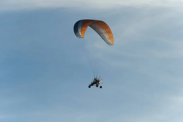 Paraglider Flyger Skyn Med Ljusa Moln — Stockfoto