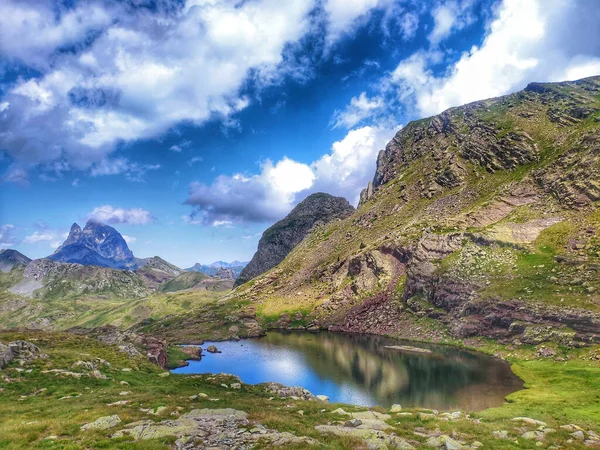 Sebuah Kolam Kecil Daerah Pegunungan Pagi Hari — Stok Foto
