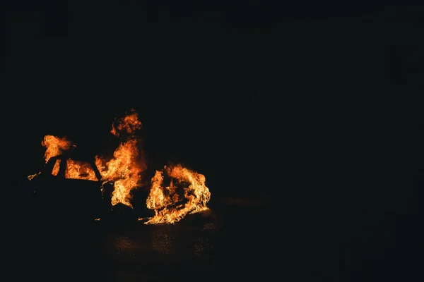 Nahaufnahme Eines Brennenden Autos Der Nacht Sehr Dunkler Hintergrund — Stockfoto
