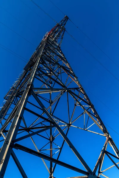 Ein Flacher Schuss Freileitung Gegen Den Blauen Himmel — Stockfoto