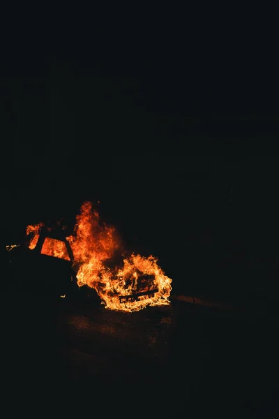 Eine Vertikale Aufnahme Eines Brennenden Autos Der Nacht Sehr Dunkler — Stockfoto