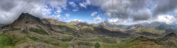Ein Panoramablick Auf Eine Bergige Gegend Einem Bewölkten Tag — Stockfoto