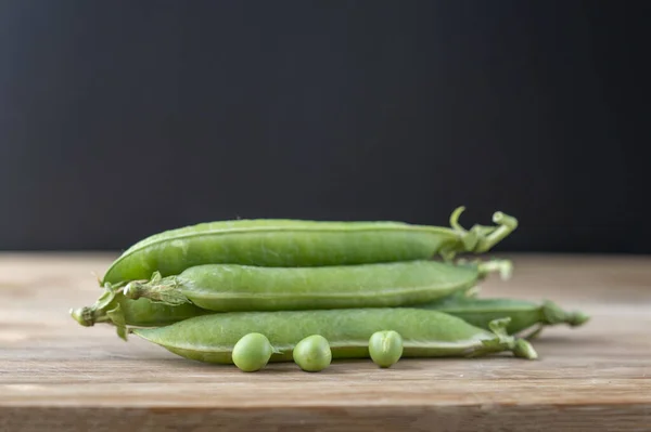 Eine Nahaufnahme Von Grünen Bohnen Auf Einer Holzoberfläche — Stockfoto